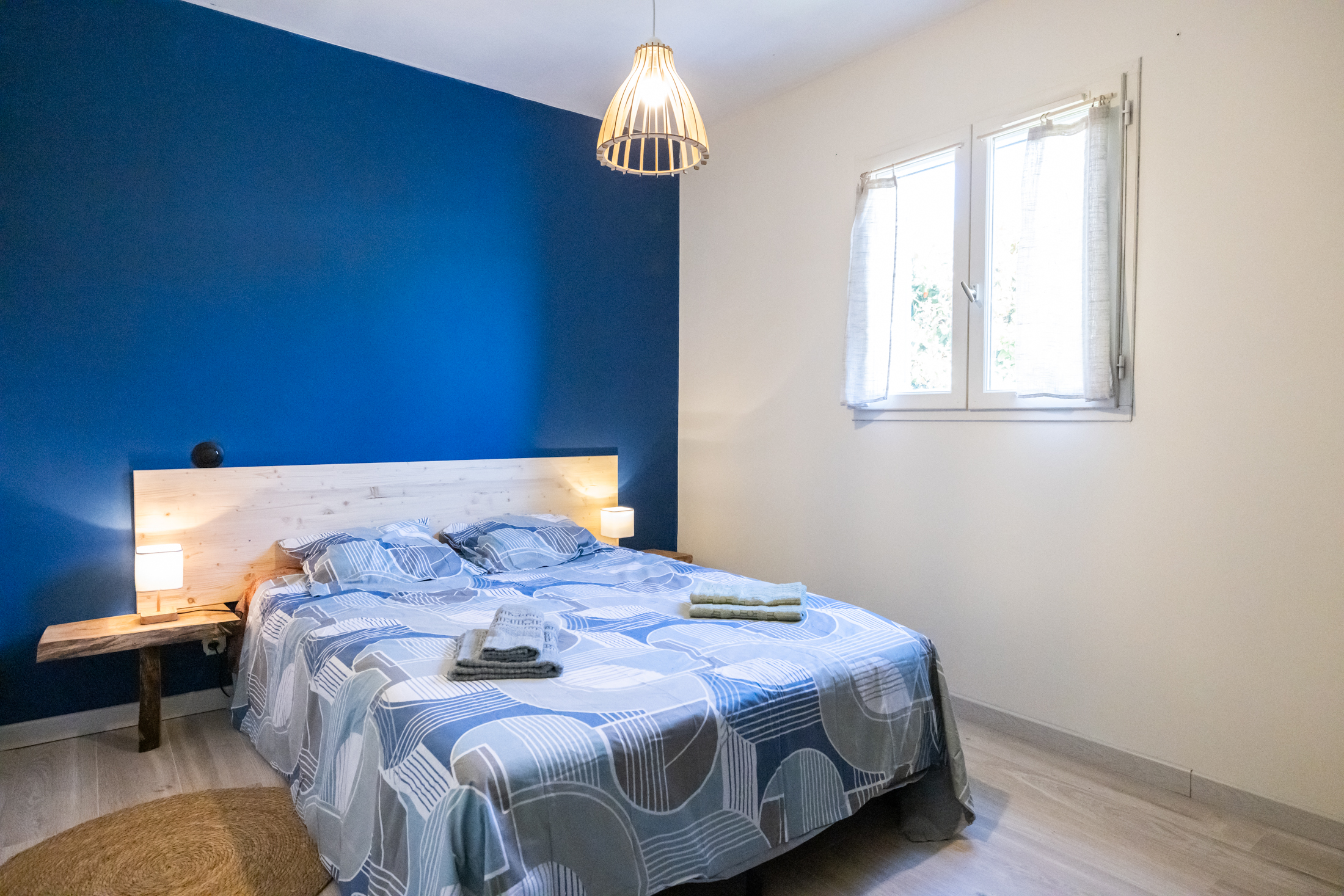 Chambre double avec mur bleu