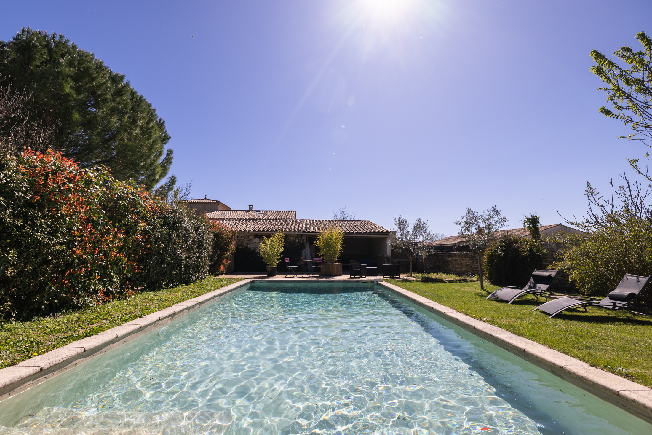 Piscine et jardin arboré du Mazet du Sablas