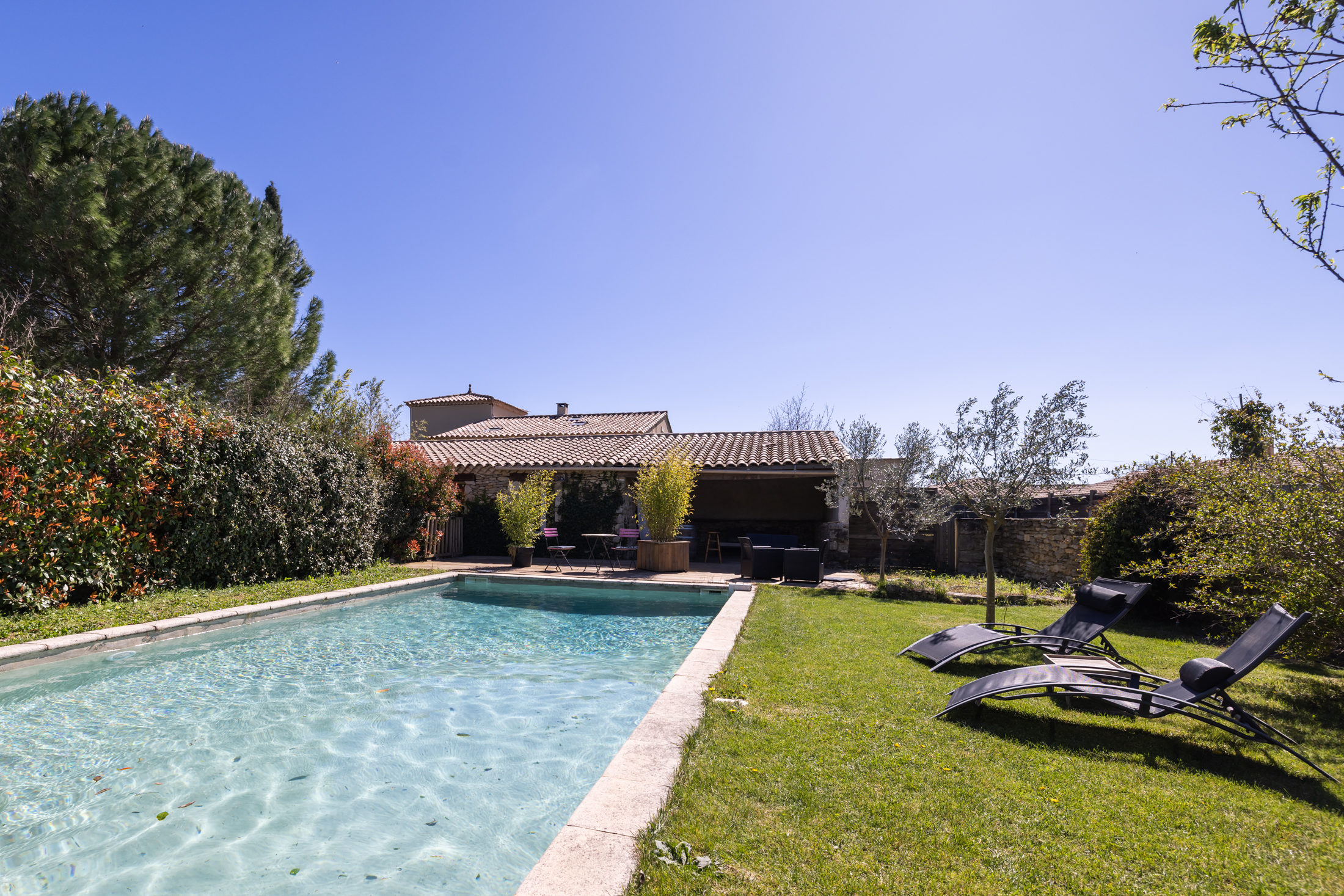 Piscine privative du Mazet du Sablas avec transats et jardin